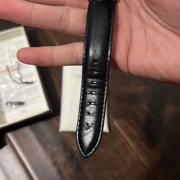 Daniel wellington black leather strap with gold face - Picture 7 of 9